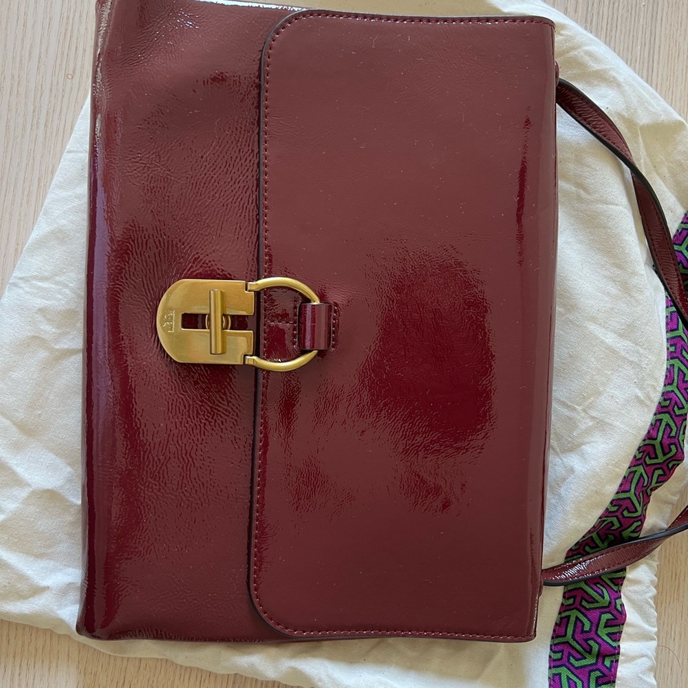 TORY BURCH
PATENT LEATHER CONVERTIBLE SHOULDER BAG - Picture 2 of 4
